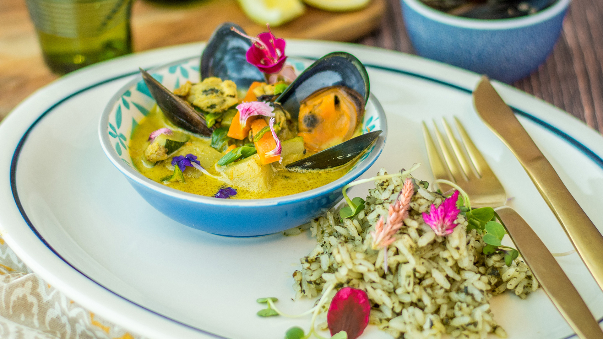 Mussels in Yellow Curry with Basil Rice Camanchaca